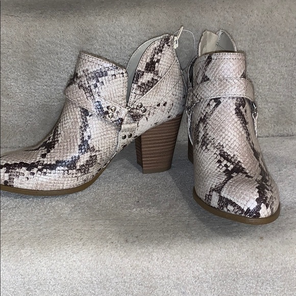 NWOT Fergalicious Snakeskin Design Booties - Picture 2 of 6